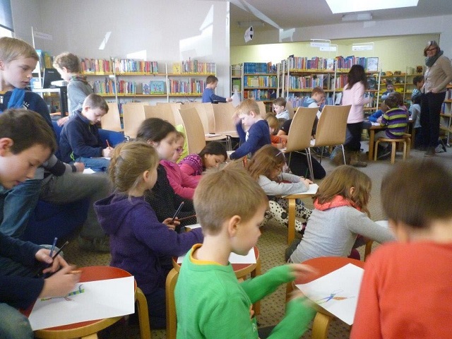 Grundschüler der Kastelbergschule in der Mediathek Waldkirch