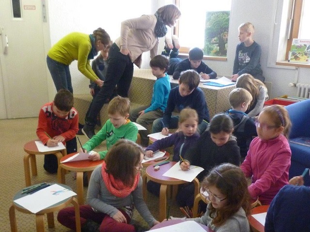 Grundschüler der Kastelbergschule in der Mediathek Waldkirch