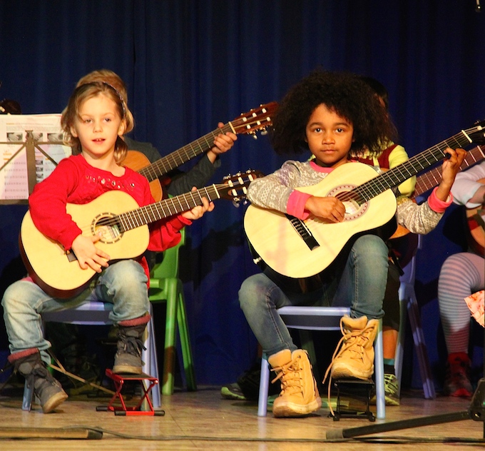 Gitarrenschüler an der Kastelbergschule